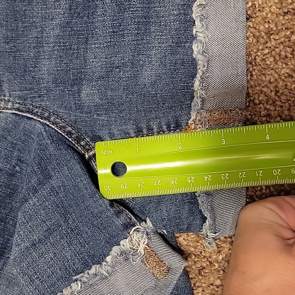 Distressed jean shorts - Picture 9 of 9